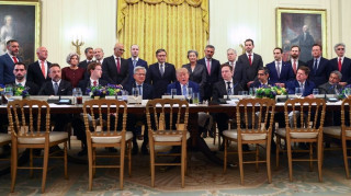 Συμφωνία για ελέγχους «τεσσαρων επιπέδων» της Τεχνητής Νοημοσύνης ανακοίνωσε ο Τραμπ