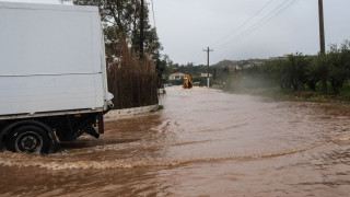 Κρήτη: Οι πρώτες εικόνες από την επέλαση της κακοκαιρίας - Πλημμύρισαν δρόμοι, παρασύρθηκε ζευγάρι