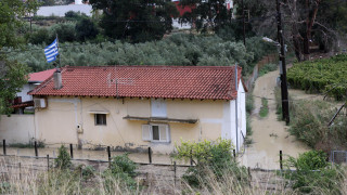 «Νομίζαμε ότι έπεσε βόμβα»: Κεραυνός έσκισε στα δύο καμινάδα στο Ηράκλειο Κρήτης