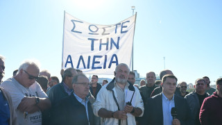 Κλιμακώνουν τις κινητοποιήσεις τους οι αλιείς: Μπλόκο σε φορτηγά με τουρκικά ψάρια στη Νέα Μηχανιώνα