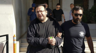 «Είμαι αθώος, είναι σκευωρία»: Η στιγμή που ο Φίλιππος Καμπούρης αναχωρεί από ΓΑΔΑ για Ευελπίδων
