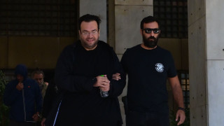 «Είμαι αθώος, είναι σκευωρία»: Η στιγμή που ο Φίλιππος Καμπούρης αναχωρεί από ΓΑΔΑ για Ευελπίδων