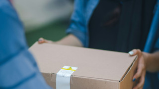 Μετρητά τέλος στις παραδόσεις courier - Από πότε αλλάζει ο τρόπος πληρωμής
