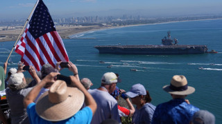 Δάκρυα χαράς στο Σαν Ντιέγκο: Επέστρεψε το USS Abraham Lincoln μετά από 322 μέρες στη θάλασσα