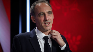 Γαλλία: Επίθεση με αλεύρι κατά του Ραφαέλ Γκλυκσμάν μετά την νίκη του στις εσωκομματικές εκλογές