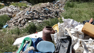 Καταδίωξη και συλλήψεις στον Βοτανικό για ρίψη απορριμάτων σε οικόπεδο