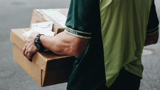 Τέλος τα μετρητά στις παραδόσεις courier - Αλλάζει ο τρόπος πληρωμής με το νέο νομοσχέδιο