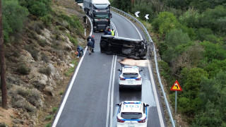 Τροχαίο ατύχημα με εκτροπή μίνι βαν στην Παλαιά Εθνική Κορίνθου - Άργους