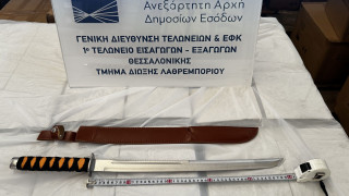 Μπλόκο ΑΑΔΕ στο εμπόριο όπλων: Μαχαίρια και σπαθιά έκρυβαν τα κοντέινερ στο λιμάνι Θεσσαλονίκης