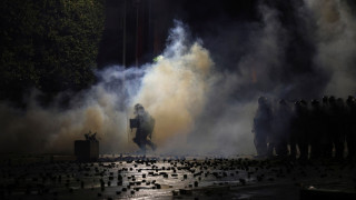 Διαδηλωτές πολιορκούν κυβερνητικά κτήρια στην Αλβανία για τρίτη συνεχόμενη μέρα