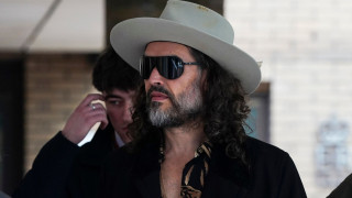 Ράσελ Μπραντ: Άρχισε η δίκη του για βιασμούς και σεξουαλικές επιθέσεις – Αρνείται τις κατηγορίες