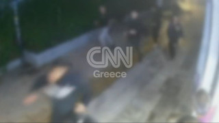 Καρέ - καρέ η στιγμή της επίθεσης κατά του Αιγύπτιου μαθητή στο κέντρο της Αθήνας