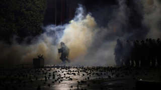 «Πεδίο μάχης» τα Τίρανα: Διαδηλωτές προσπάθησαν να μπουν στο γραφείο Ράμα - Δείτε εικόνες