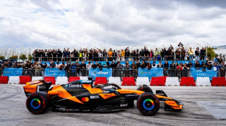 Τα πιο δυνατά καρέ του showrun με τη McLaren MCL60 και τη McLaren MP4/6 του Ayrton Senna