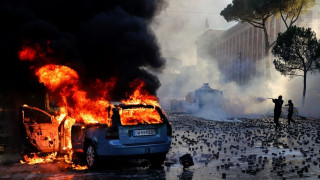 Φουντώνει το κύμα διαμαρτυρίας κατά του Ράμα στην Αλβανία - Πλαστικές σφαίρες κατά των διαδηλωτών