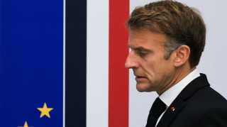 Η Γαλλία στο «χάος», ο Μακρόν «με την πλάτη στον τοίχο»: Τα αμείλικτα ερωτήματα και το Υπουργικό