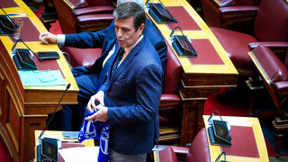 Βουλή: Το κασκόλ της «Ελλάς Μελβούρνης» φόρεσε στην Ολομέλεια ο Δημήτρης Καιρίδης