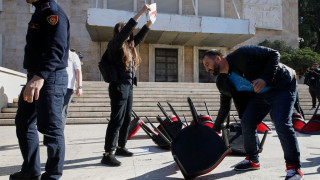 Καρέκλες έξω από το γραφείο Ράμα με την επιγραφή «διάλογος» - «Παραιτήσου» απαντούν οι διαδηλωτές