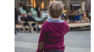 Νήπιο βρέθηκε να περιπλανείται μόνο του σε πεζοδρόμιο της Άρτας - Χειροπέδες σε παππού και πατέρα