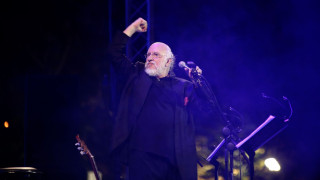 Ένας χρόνος χωρίς το Νιόνιο: «Ένας μικρός θεός», o Σαββόπουλος μέσα από τα μάτια των συνεργατών του