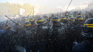 Γαλλία: Σάλος για την αστυνομική φρουρά έξω από ζαχαροπλαστείο των Μακρόν ενώ η χώρα φλέγεται