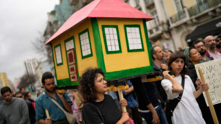 Σχεδόν 200 διαδηλωτές πέρασαν τη νύχτα σε κεντρική πλατεία της Λισαβόνας για το δικαίωμα στη στέγαση