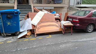 Θεσσαλονίκη: Πρόστιμο 3.000 ευρώ σε δημότη που πέταξε έπιπλα και στρώματα στον δρόμο