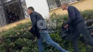 Η στιγμή που ο Λιόλιος φεύγει από Ευελπίδων - Φορά χειροπέδες και τις κρύβει κάτω από το σακάκι