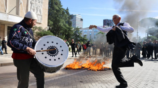 Αλβανία: Στις φλόγες οι καρέκλες... διαλόγου του Ράμα - Με χορούς και καμένους κάδους οι διαδηλώσεις