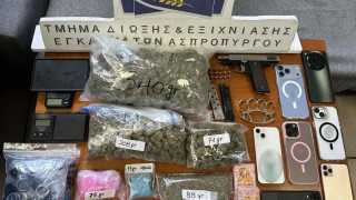 Δραπετσώνα: Τρεις συλλήψεις για διακίνηση ναρκωτικών- Ροζ κοκαΐνη, MDMA, σιδερογροθιά βρήκε η ΕΛ.ΑΣ.