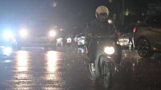 «Άνοιξαν οι ουρανοί» στην Αθήνα - Καταιγίδα και βροντές τραντάζουν το λεκανοπέδιο