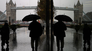 Σφοδρές βροχοπτώσεις στη Βρετανία: Στο σκοτάδι 82.000 νοικοκυριά, πλημμύρες και ακυρώσεις πτήσεων