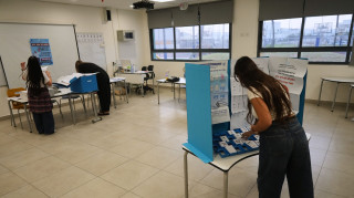 Άνοιξαν οι κάλπες στο Ισραήλ: Ζήτημα επιβίωσης για τον Νετανιάχου-Μάχη στήθος με στήθος με Άιζενκοτ