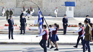 Σε εξέλιξη η μαθητική παρέλαση στην Αθήνα - Δείτε φωτογραφίες