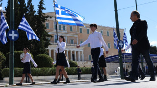 Ολοκληρώθηκε η μαθητική παρέλαση στην Αθήνα - Άνοιξε ο σταθμός του μετρό «Σύνταγμα»
