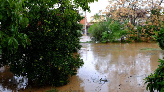 Φούσκωσαν ρέματα στο Πήλιο: Κάτοικοι εγκλωβίστηκαν και ανέβηκαν στους επάνω ορόφους