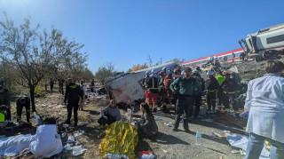 Συγκλονίζει επιζών από την τραγωδία στην Ισπανία: «Άνθρωποι εκτινάχθηκαν από τα τρένα»