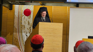 Ο Βαρθολομαίος προσευχήθηκε στον τάφο του πάπα Φραγκίσκου - Τι είπε για τη Σχολή της Χάλκης