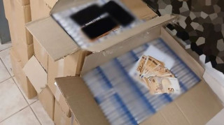 Με πάνω από 5.000 χιλιάδες λαθραία πακέτα τσιγάρα εντοπίστηκαν δύο άτομα τα διόδια Θηβών