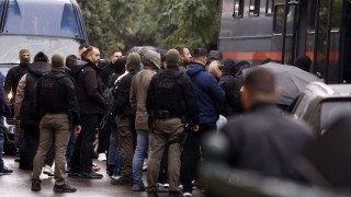 Υπόθεση «Χωριάτικο»: Στην Ευελπίδων οι πρώτοι 30 συλληφθέντες - Το απόγευμα η απολογία του ιδιοκτήτη
