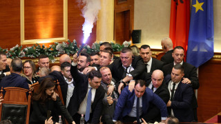 Ένταση στο αλβανικό κοινοβούλιο: Βουλευτές της αντιπολίτευσης άναψαν καπνογόνα την ώρα συνεδρίασης