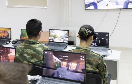 Πώς εκπαιδεύεται η νέα γενιά χειριστών drones του Ελληνικού Στρατού