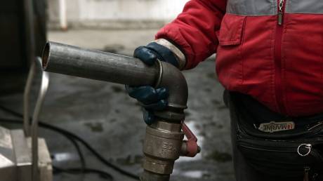 Φωτιά τα καύσιμα στην Ελλάδα - Πού θα φτάσουν οι τιμές σε βενζίνη, φυσικό αέριο, πετρέλαιο