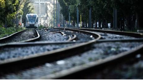 Θεσσαλονίκη: Παρολίγο τραγωδία σε διάβαση τρένου - Οδηγός λεωφορείου αγνόησε κατεβασμένες μπάρες