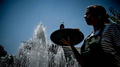 Φιλοδωρήματα: Τι σηματοδοτεί η αύξηση του αφορολόγητου - Πόσο κερδίζουν οι εργαζόμενοι, παραδείγματα