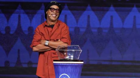 Ο Ροναλντίνιο παρουσίασε τη φανέλα... Τζόρνταν της εθνικής Βραζιλίας για το Μουντιάλ 2026