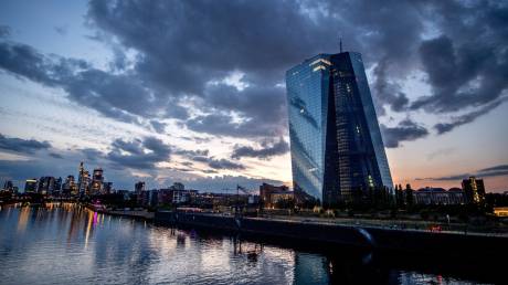 Πόλεμος και πληθωρισμός ανεβάζουν τα επιτόκια – Τι αποκαλύπτει ο χρησμός της ΕΚΤ