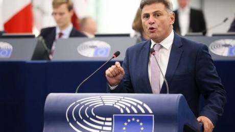 Δεν παραδίδει την έδρα στον ΣΥΡΙΖΑ ο Φαραντούρης: «Ανήκει στους πολίτες»