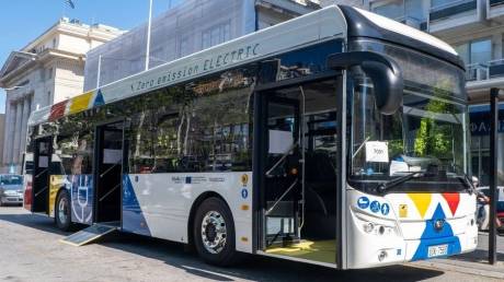 Ηλικιωμένη ξέχασε τσάντα με 30.000 ευρώ, χρυσές λίρες και κοσμήματα μέσα σε λεωφορείο