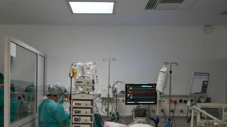 Ηράκλειο: Διασωληνωμένος στη ΜΕΘ 17χρονος διανομέας μετά από σφοδρή σύγκρουση με όχημα 93χρονου